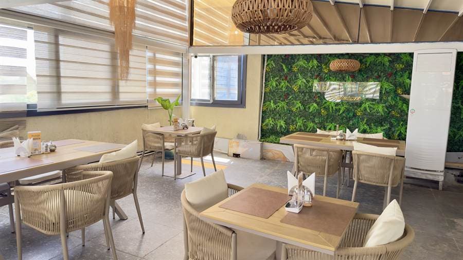Restaurants & Cafes